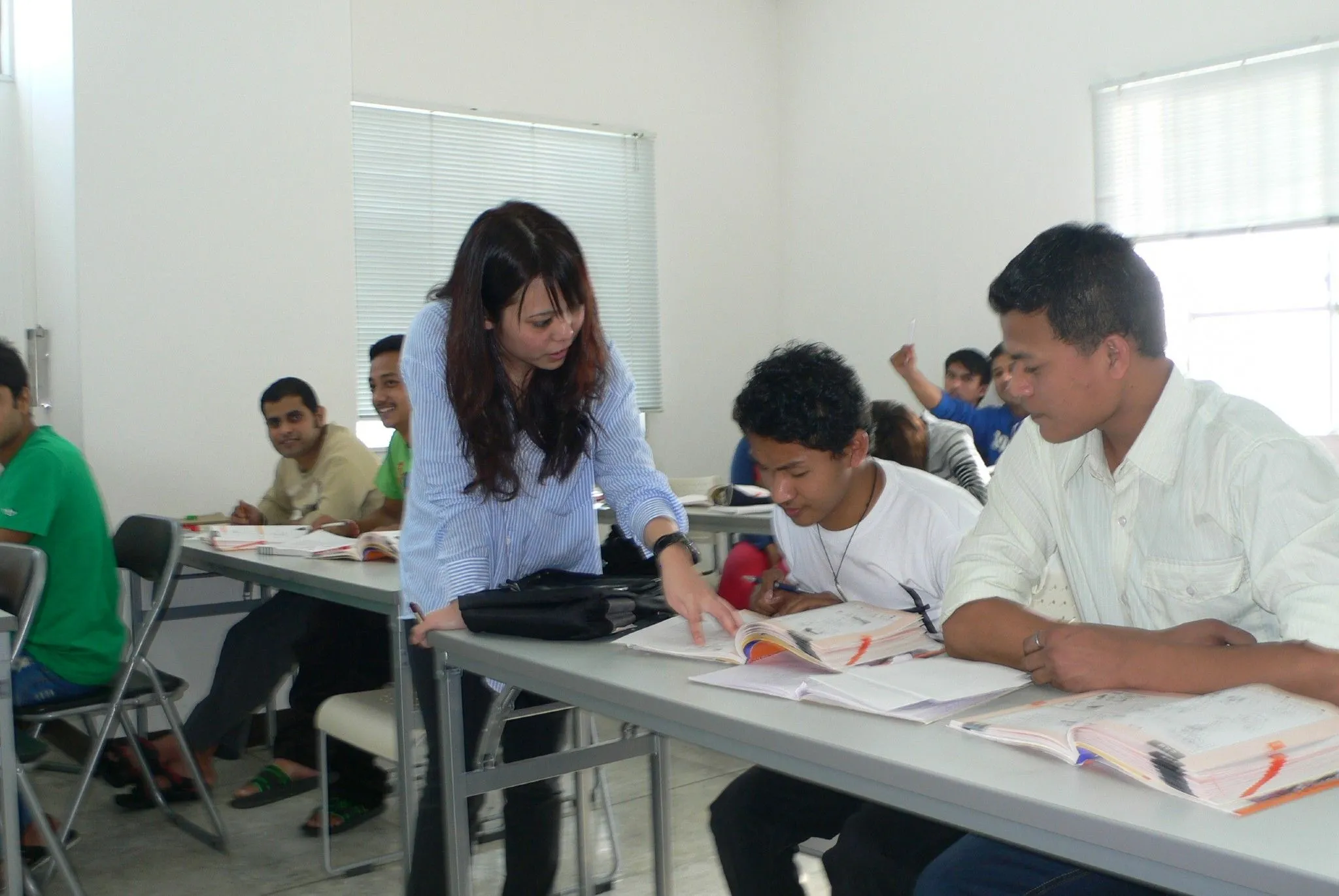Japanse teacher giving instruction